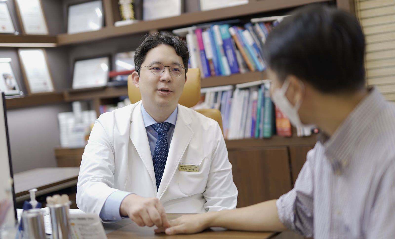 길동 내과, 쉬면 더 아픈 허리와 척추관절염의 관계